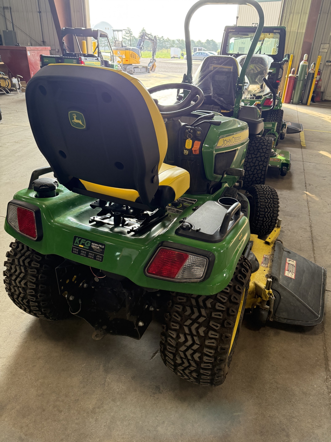 2019 John Deere X738 Image 3
