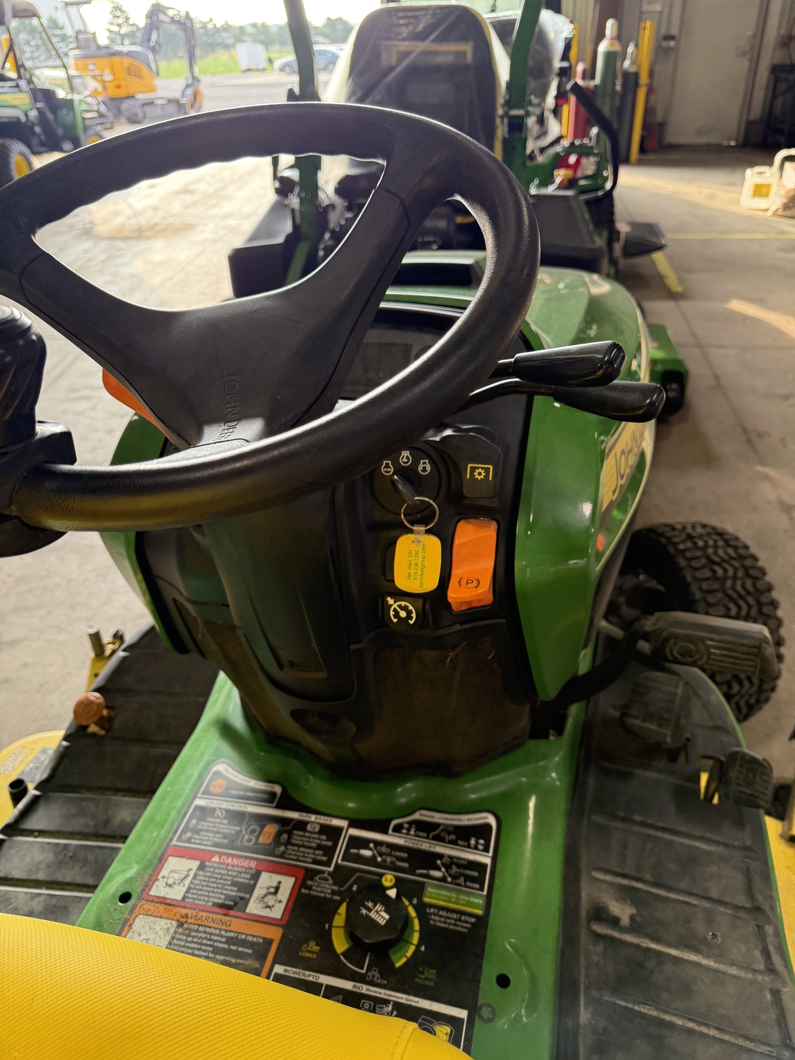 2019 John Deere X738 Image 6