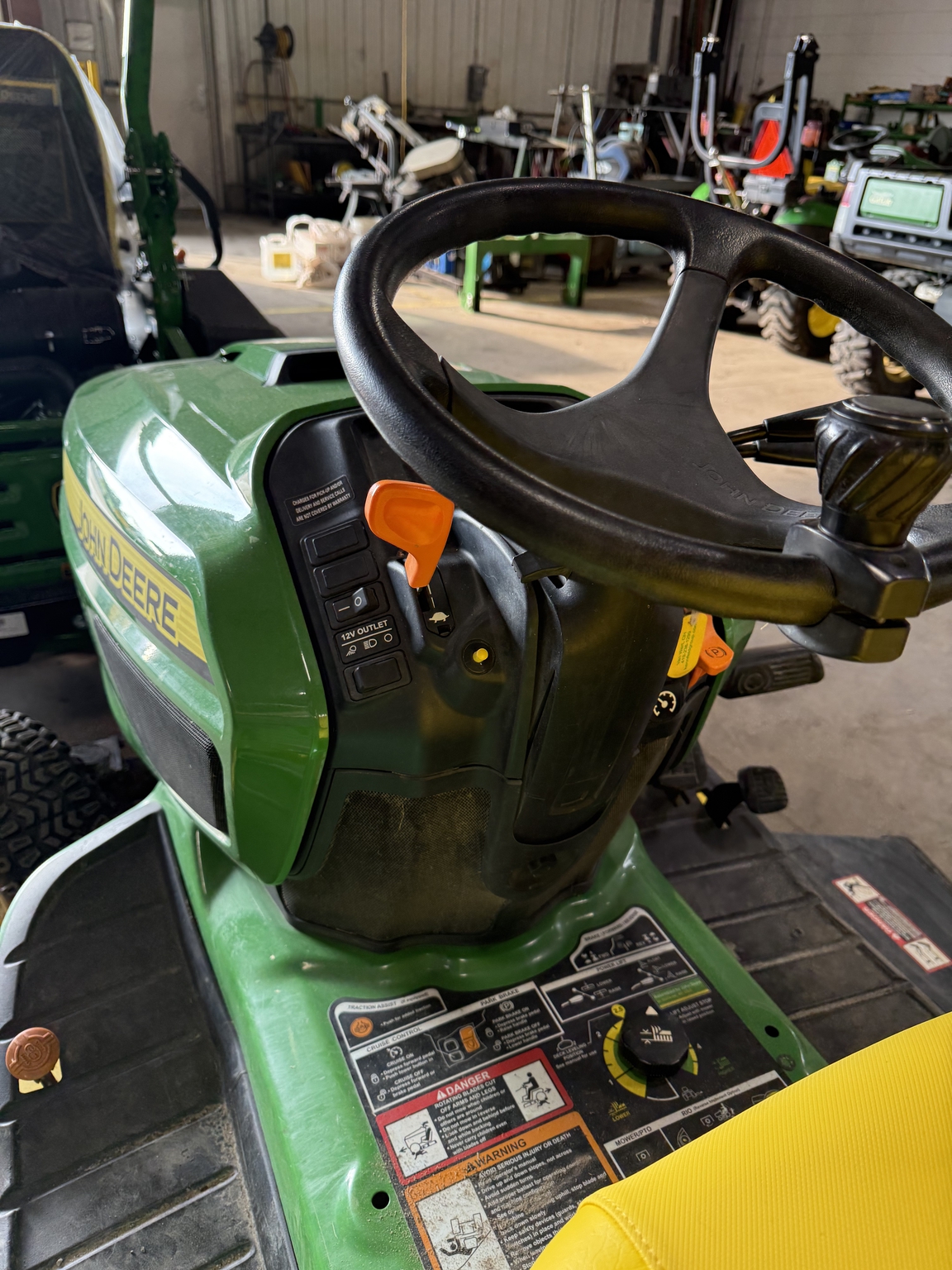 2019 John Deere X738 Image 5