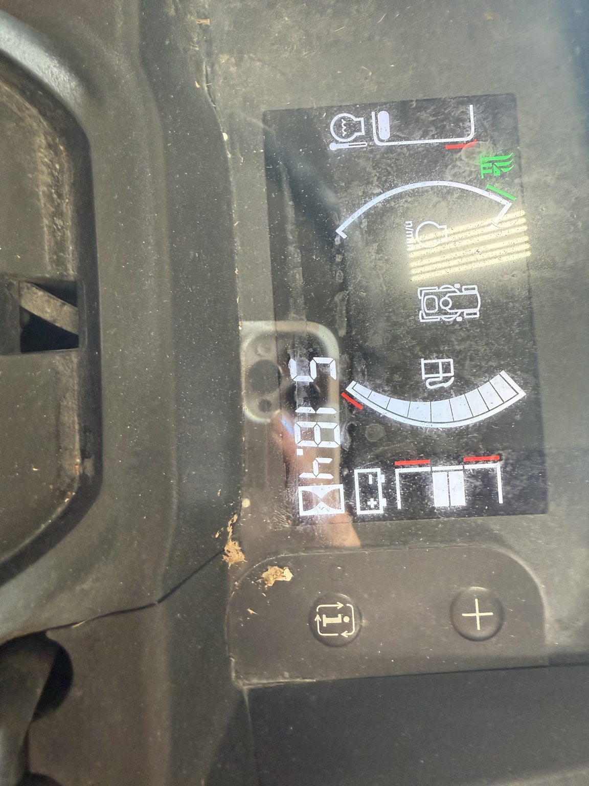 2019 John Deere X738 Image 8