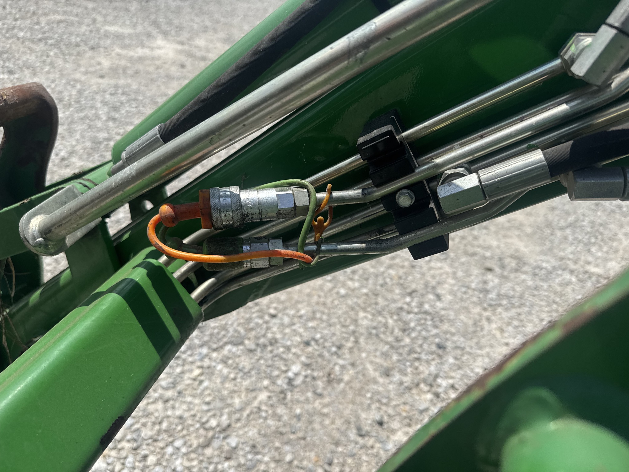 2016 John Deere 3033R Image 5