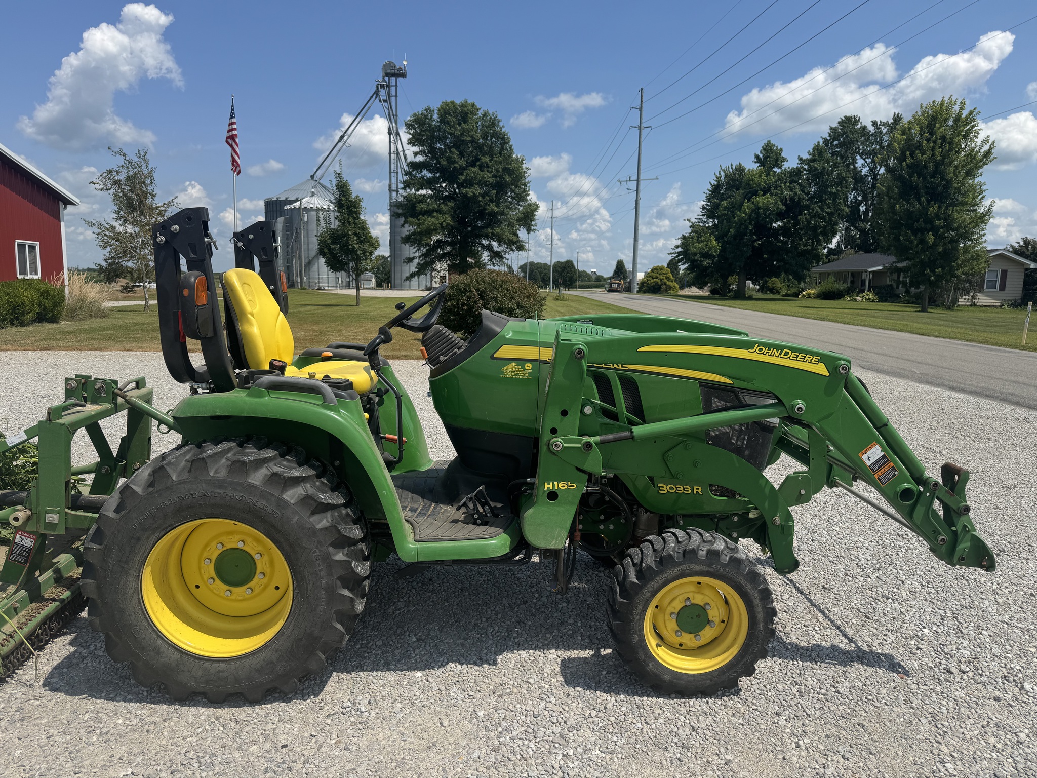 2016 John Deere 3033R Image 2