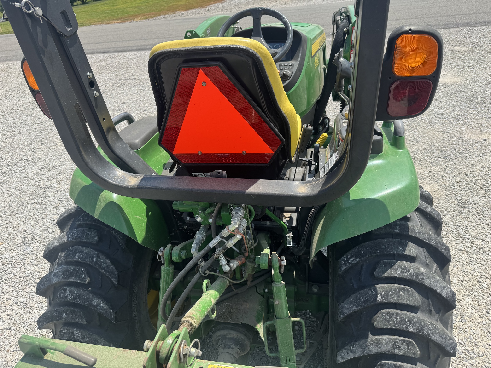 2016 John Deere 3033R Image 3