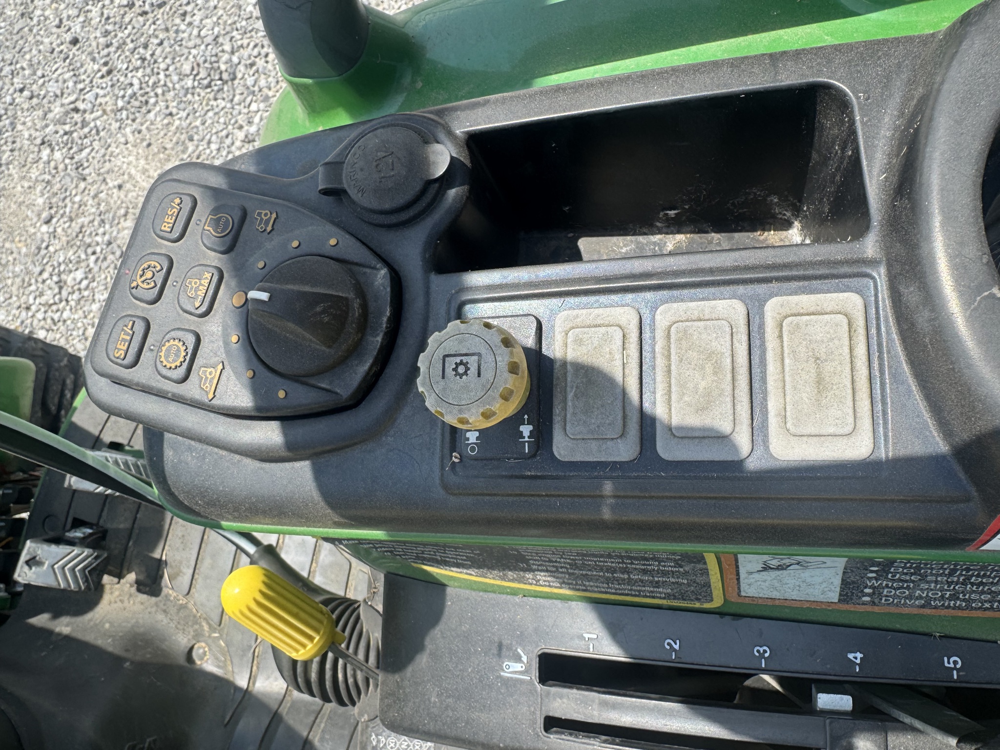2016 John Deere 3033R Image 7