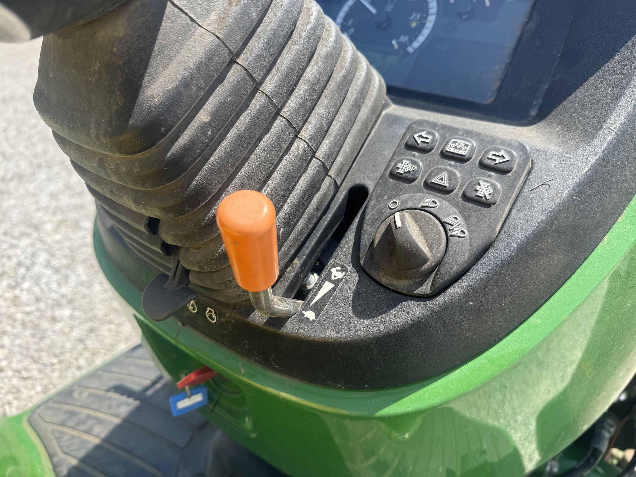 2016 John Deere 3033R Image 8