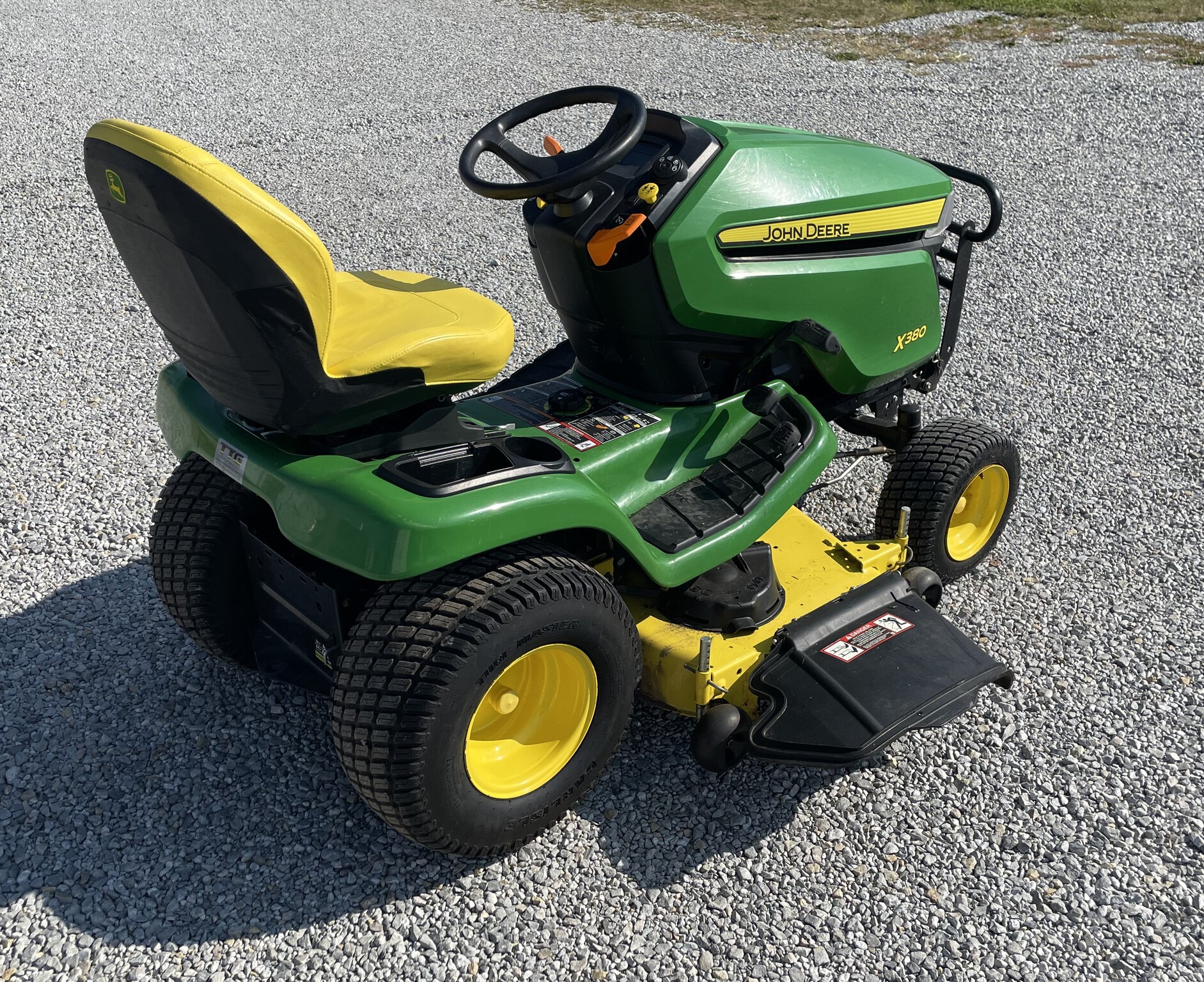 2022 John Deere X380 Image 4