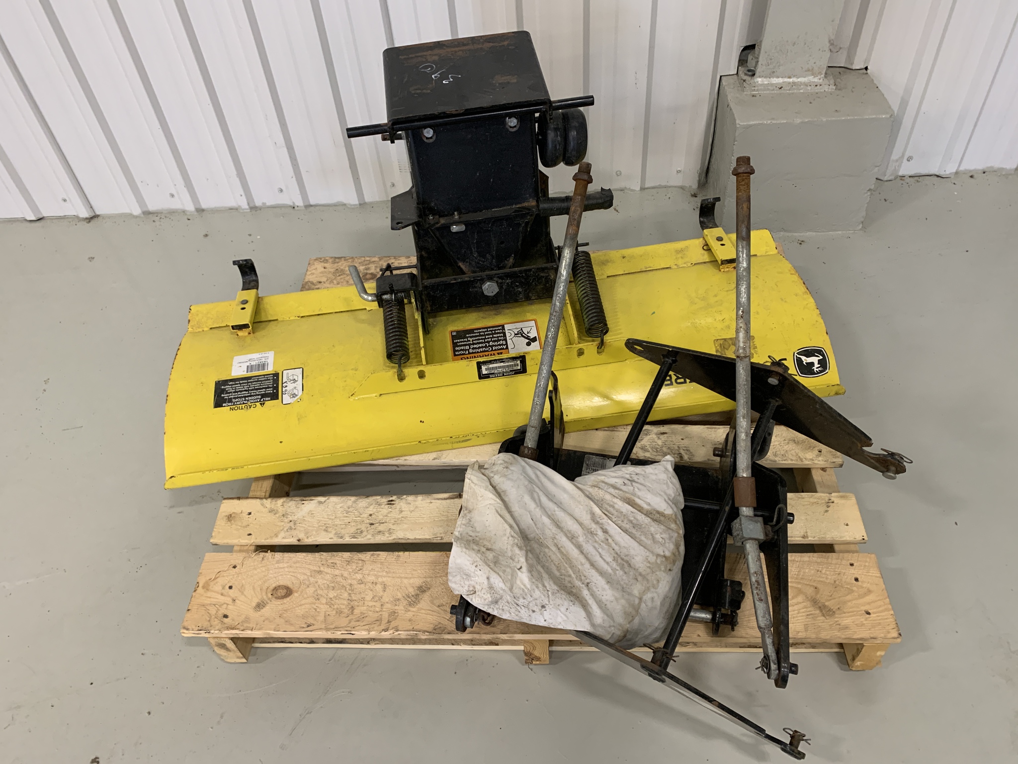 2018 John Deere X390 Image 5