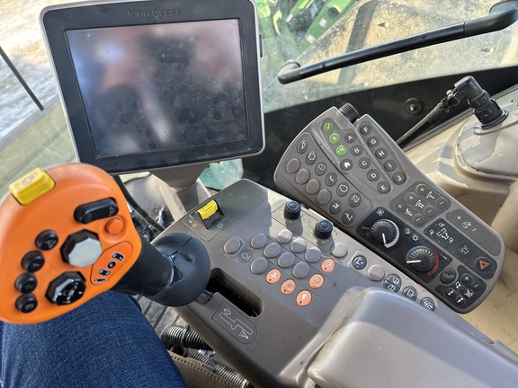 Used 2018 John Deere 8400 Self Propelled Forage Harvesters at Horizon Ag & Turf in Lloydminster, AB - Photo12