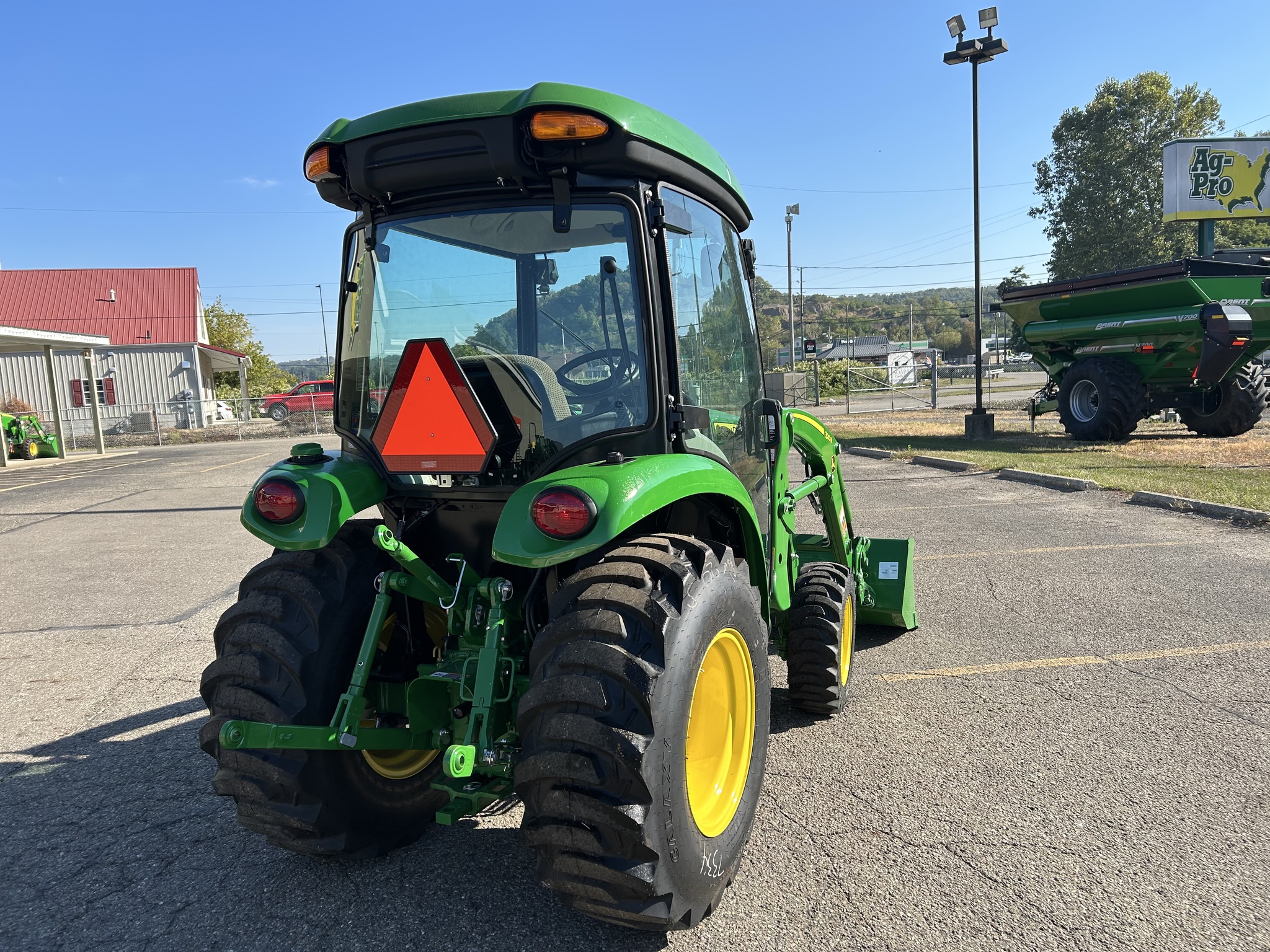 2025 John Deere 3033R Image 5