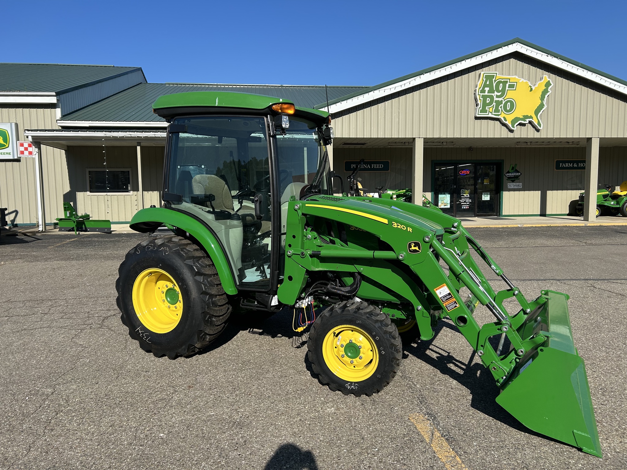 2025 John Deere 3033R Image 7