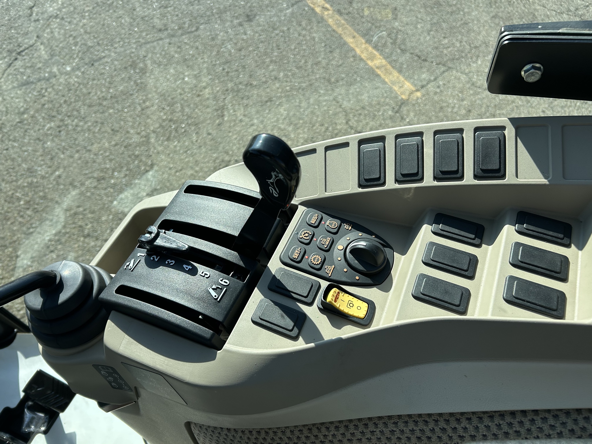 2025 John Deere 3033R Image 15