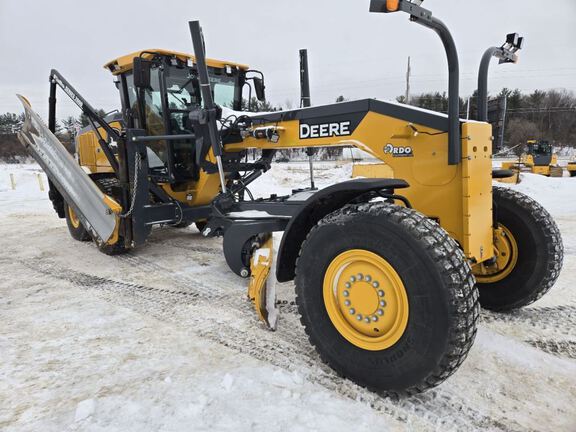 Photo of a 2023 John Deere 672G