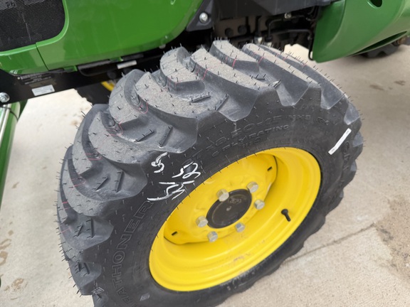 2025 John Deere 3038E - Photo9