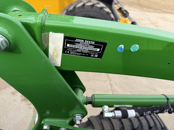2025 John Deere 3038E - Photo15