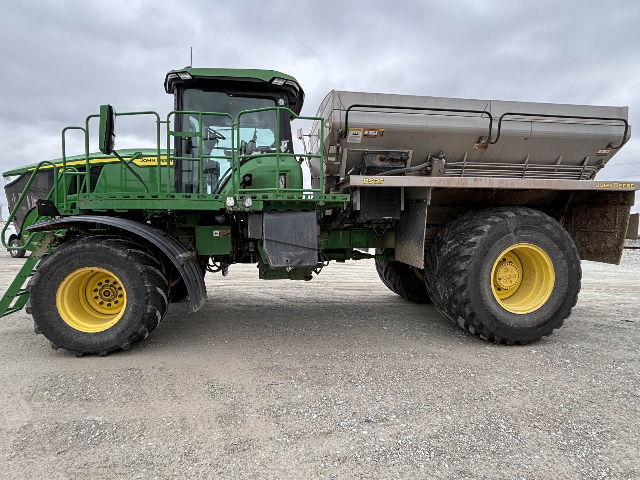 Used 2023 John Deere 800R Self Propelled Applicators at Koenig Equipment in Greenfield, IN - PhotoXL1
