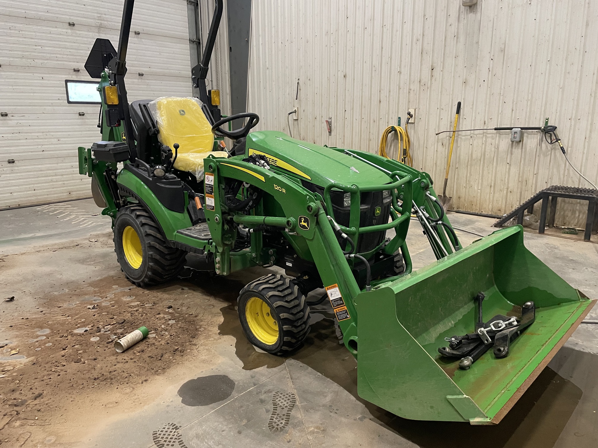 2023 John Deere 1025R Image 5