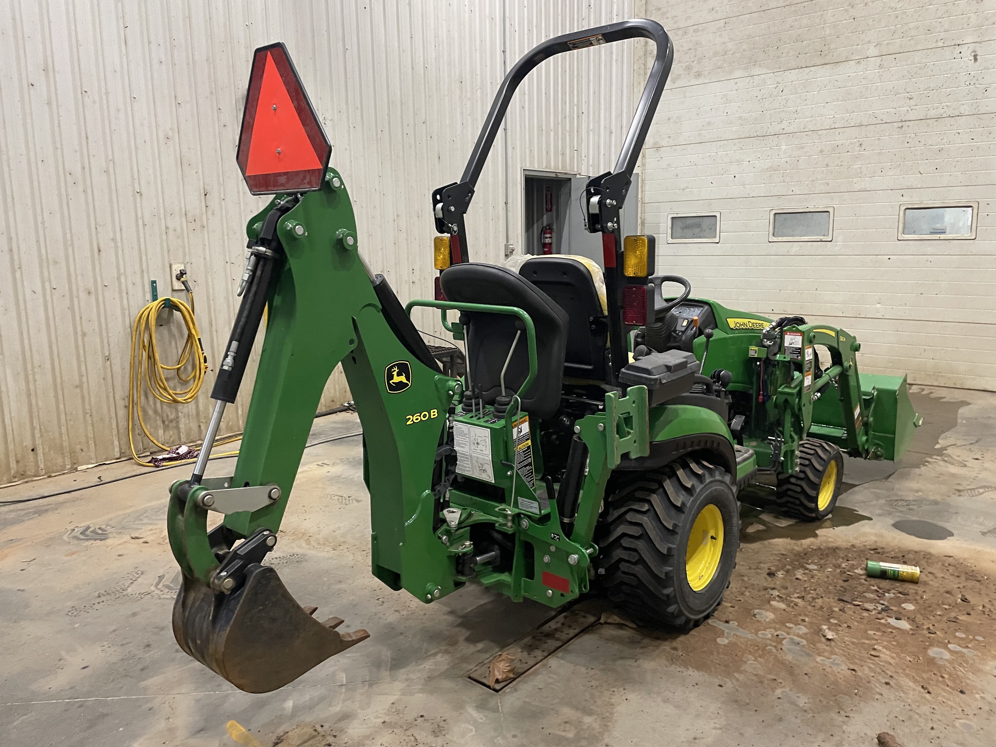 2023 John Deere 1025R Image 3