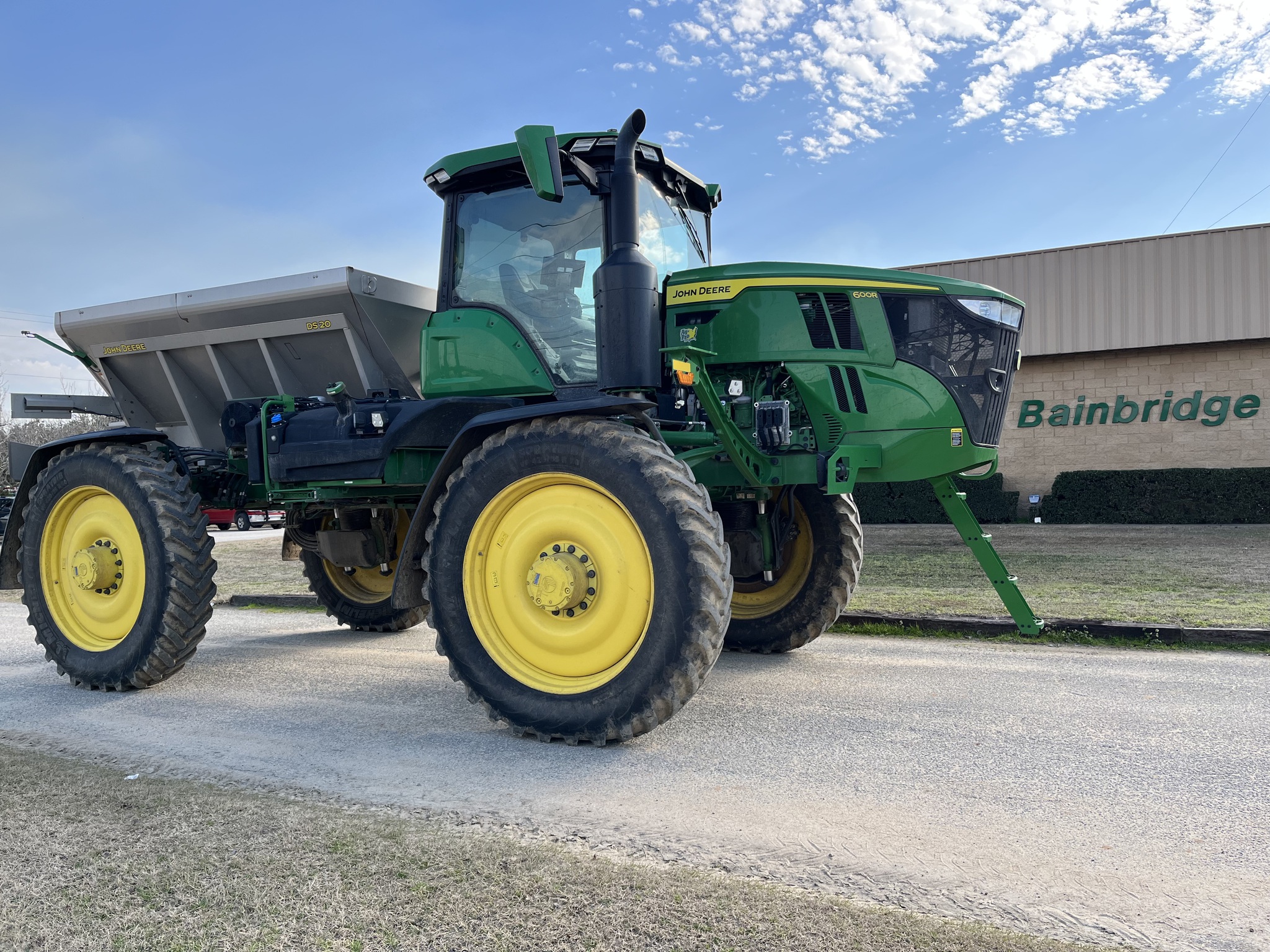 2025 John Deere 600R Image 1