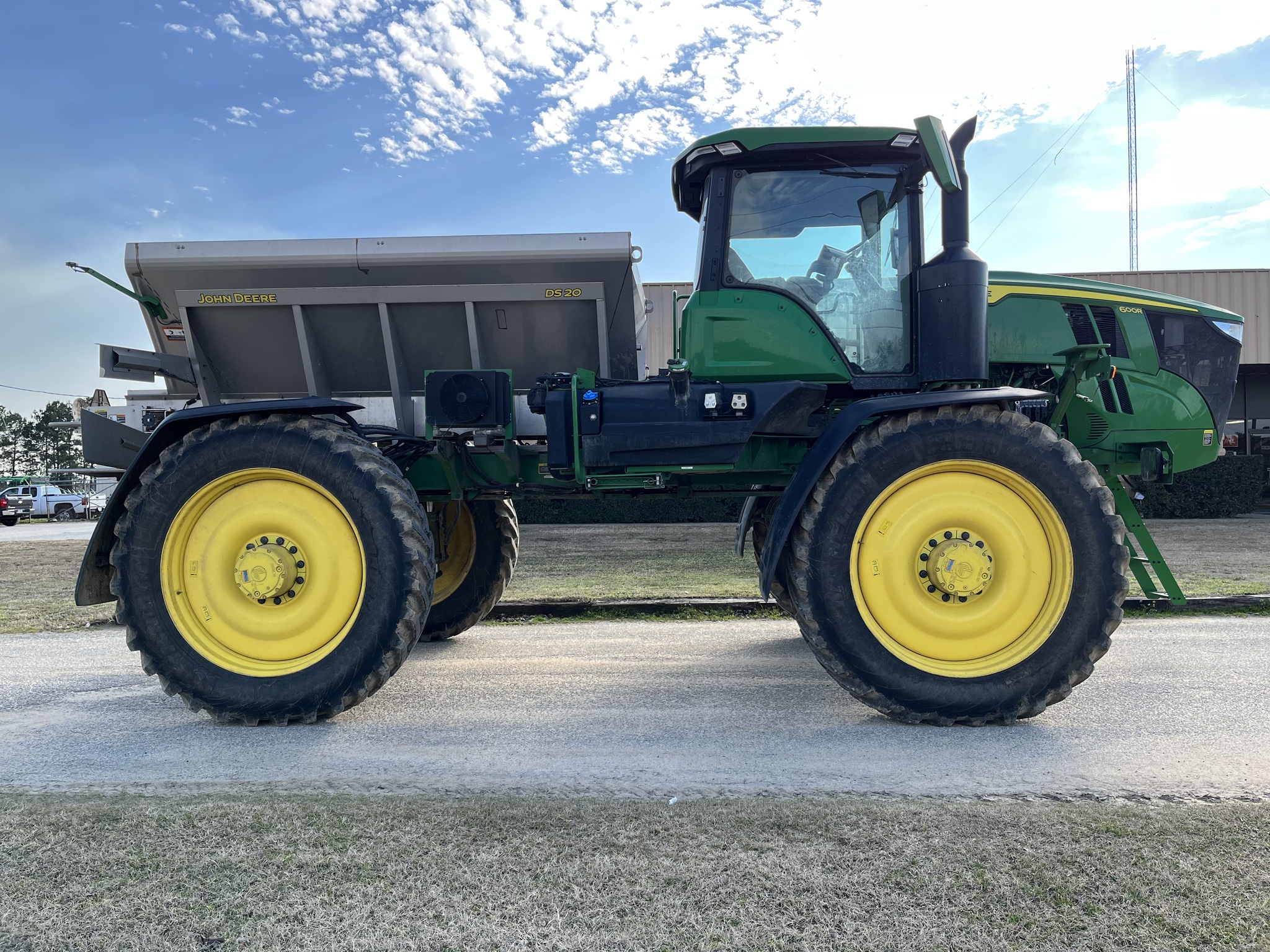 2025 John Deere 600R Image 2