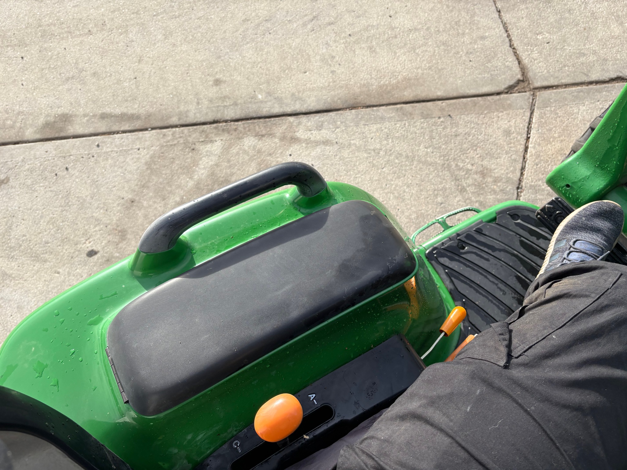 2007 John Deere 3320 Image 14