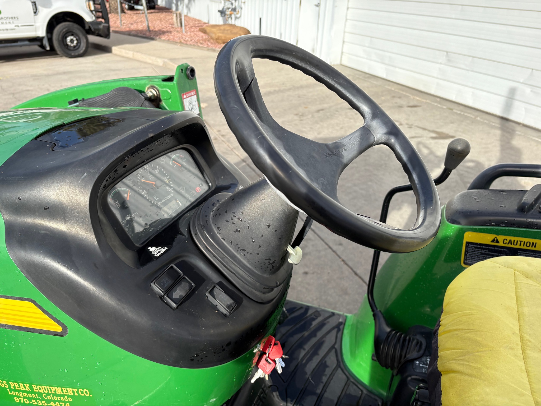 2007 John Deere 3320 Image 11