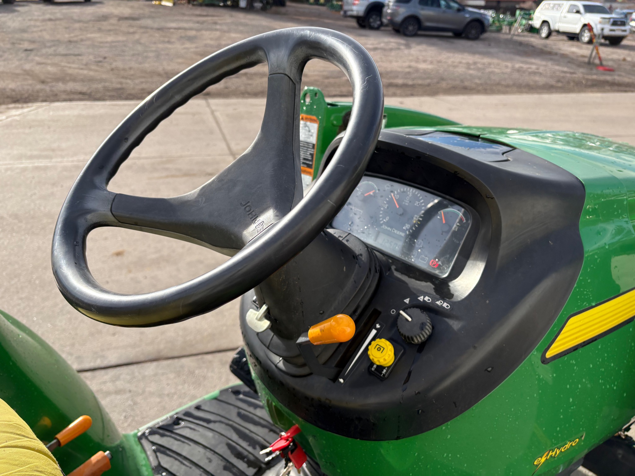 2007 John Deere 3320 Image 12