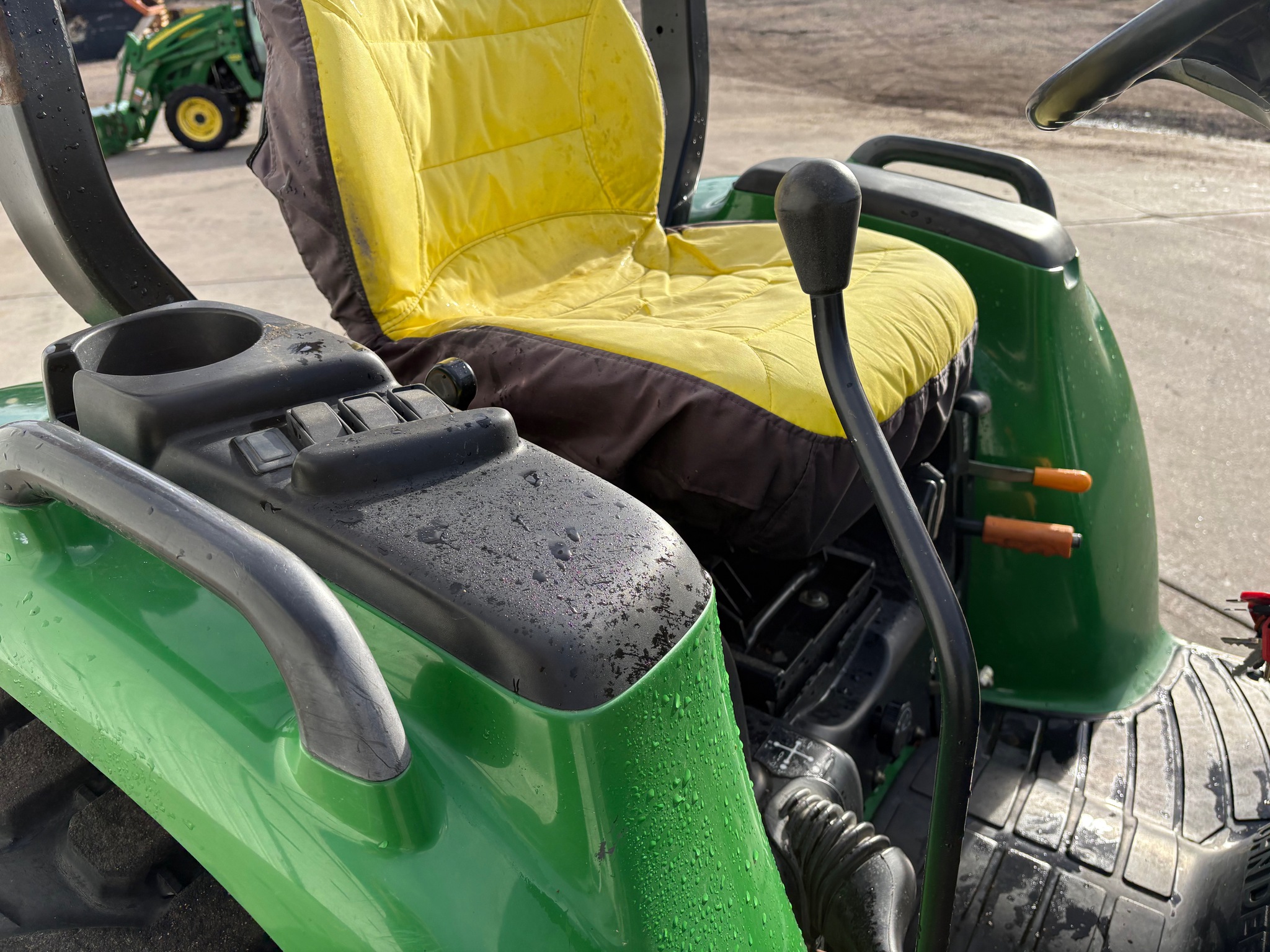 2007 John Deere 3320 Image 13