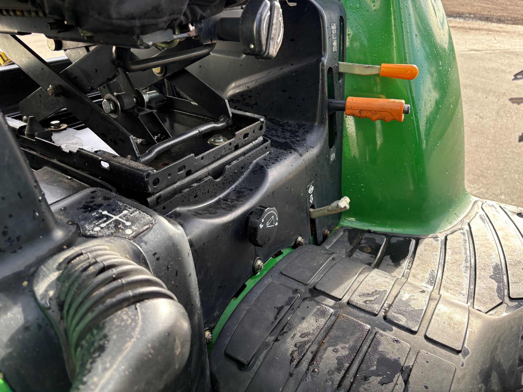 2007 John Deere 3320 Image 22