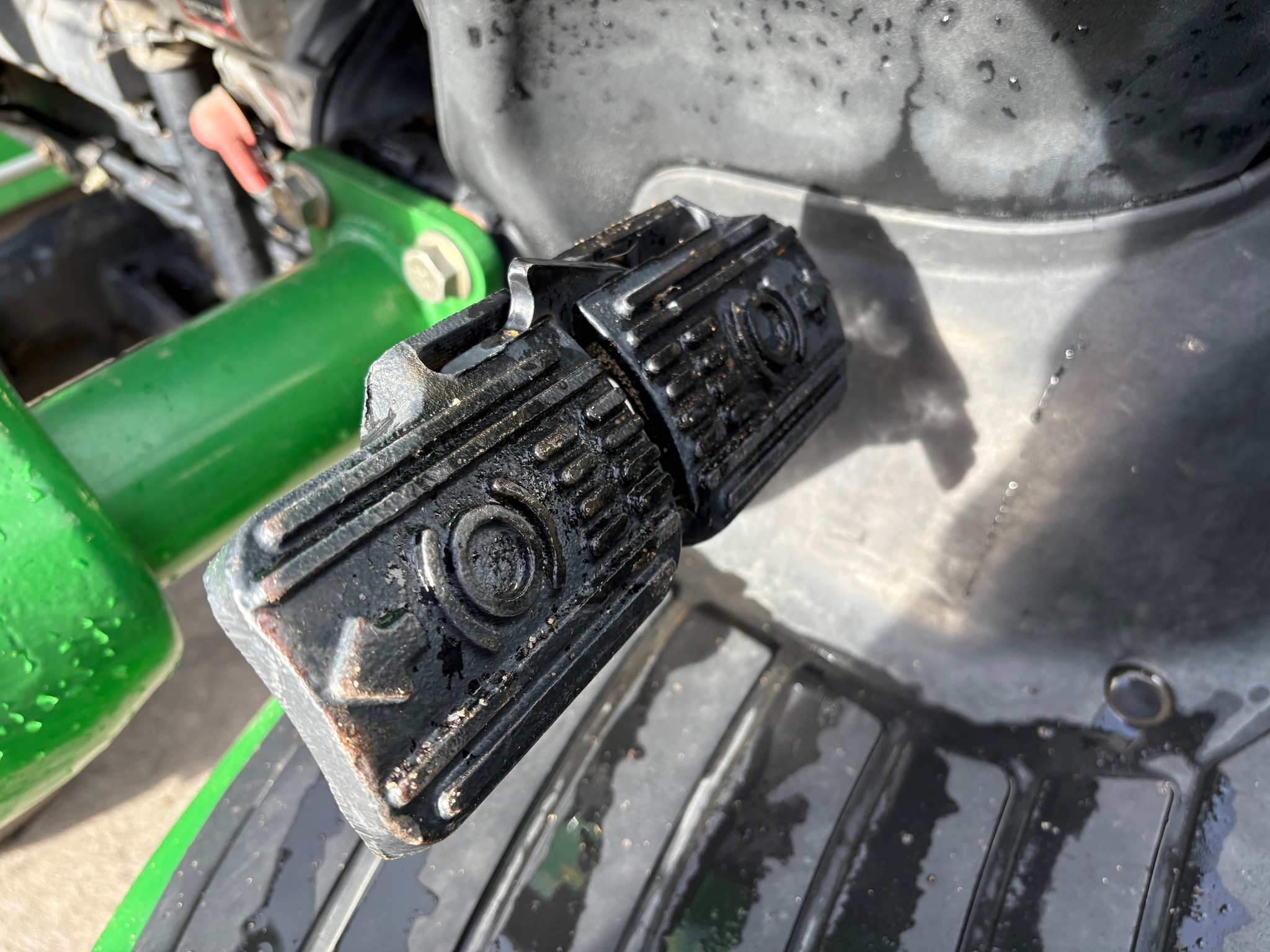 2007 John Deere 3320 Image 21