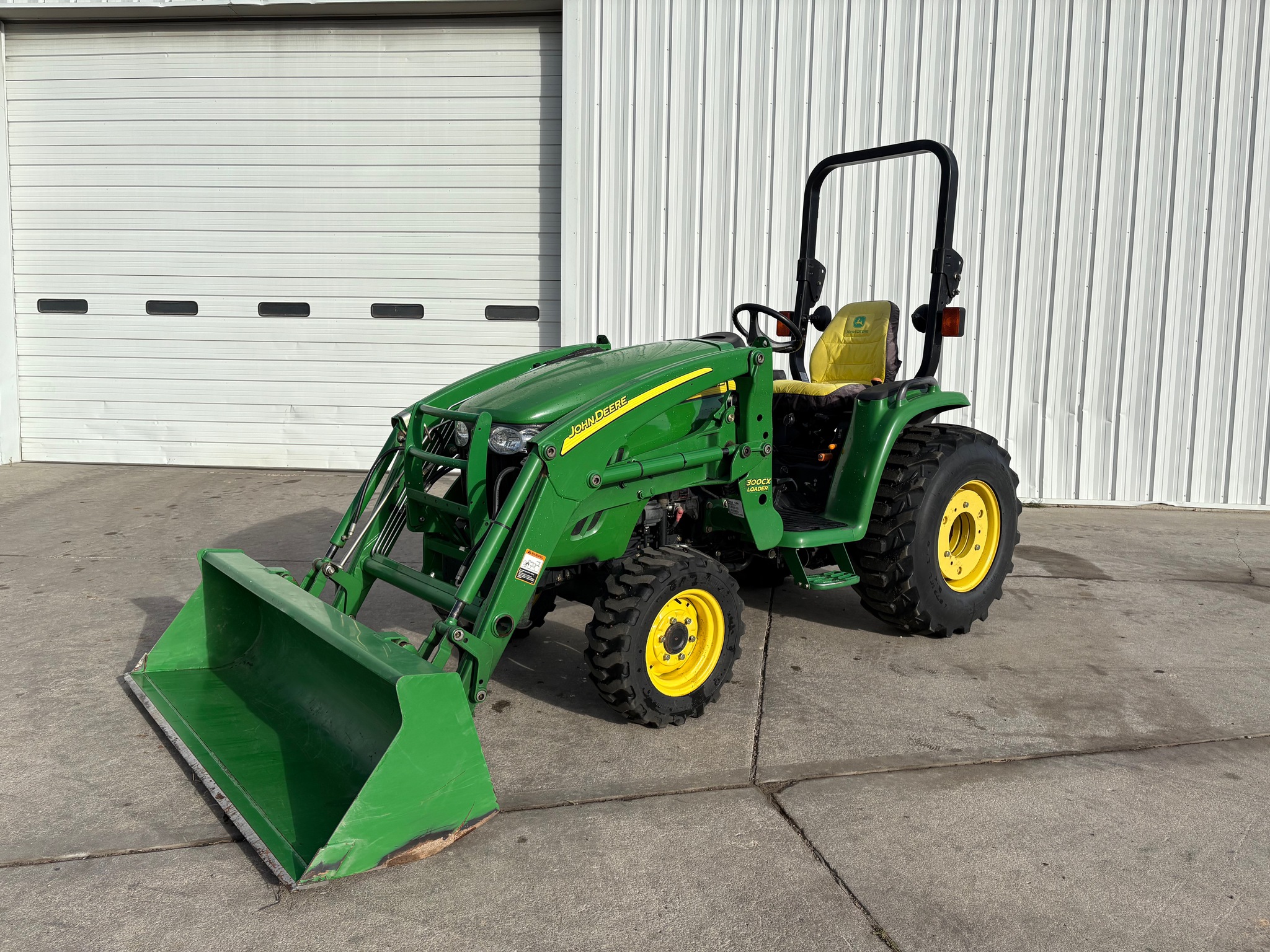 2007 John Deere 3320 Image 1