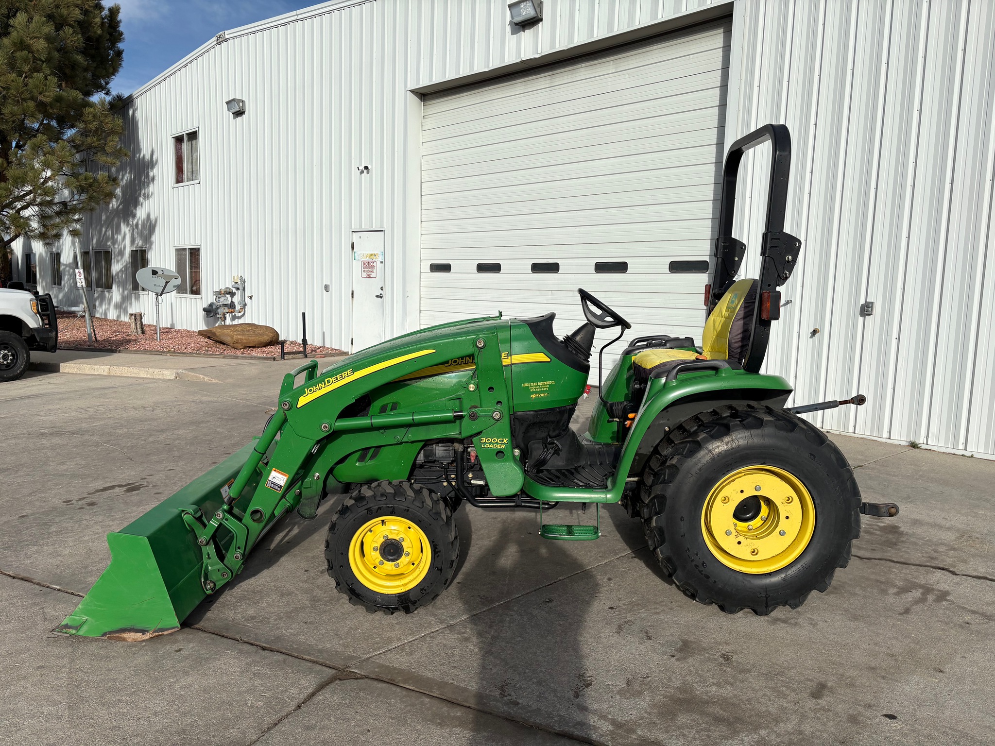 2007 John Deere 3320 Image 9