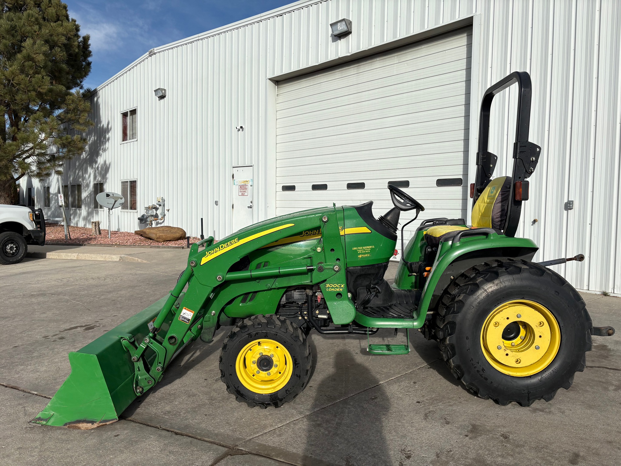 2007 John Deere 3320 Image 2