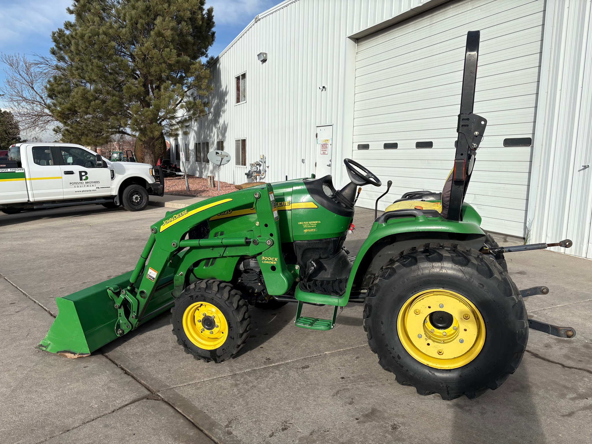 2007 John Deere 3320 Image 3