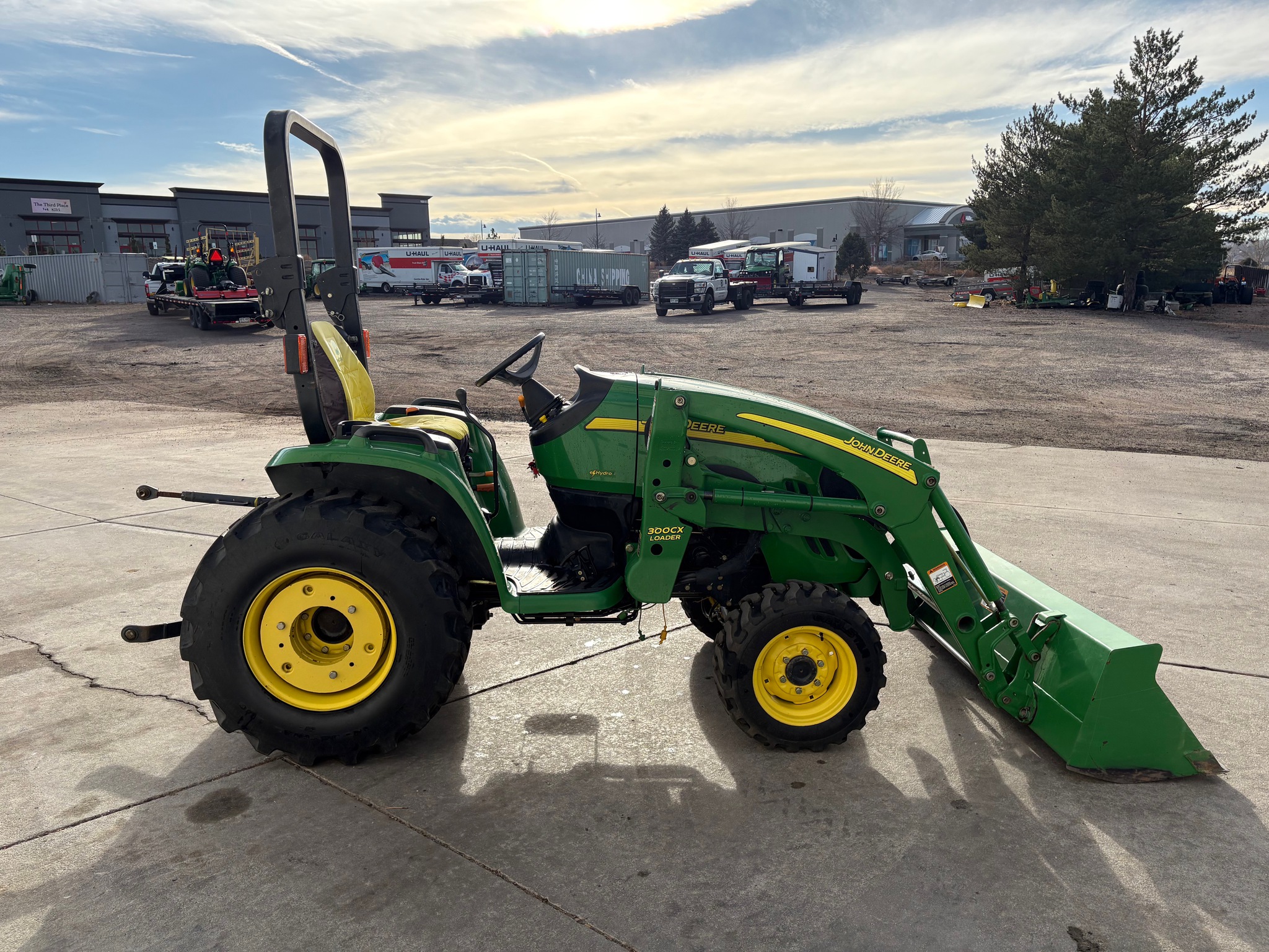 2007 John Deere 3320 Image 6