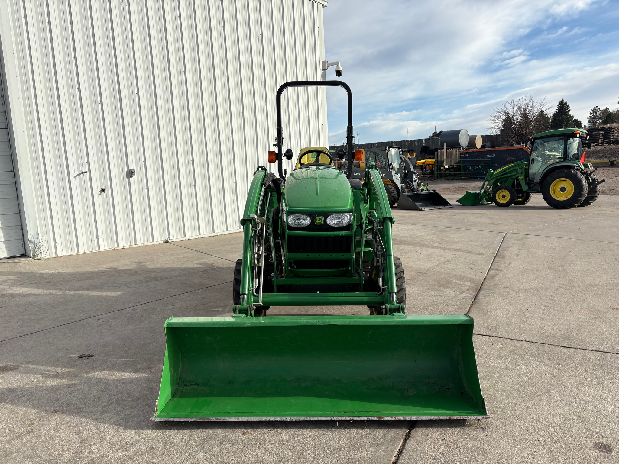 2007 John Deere 3320 Image 8