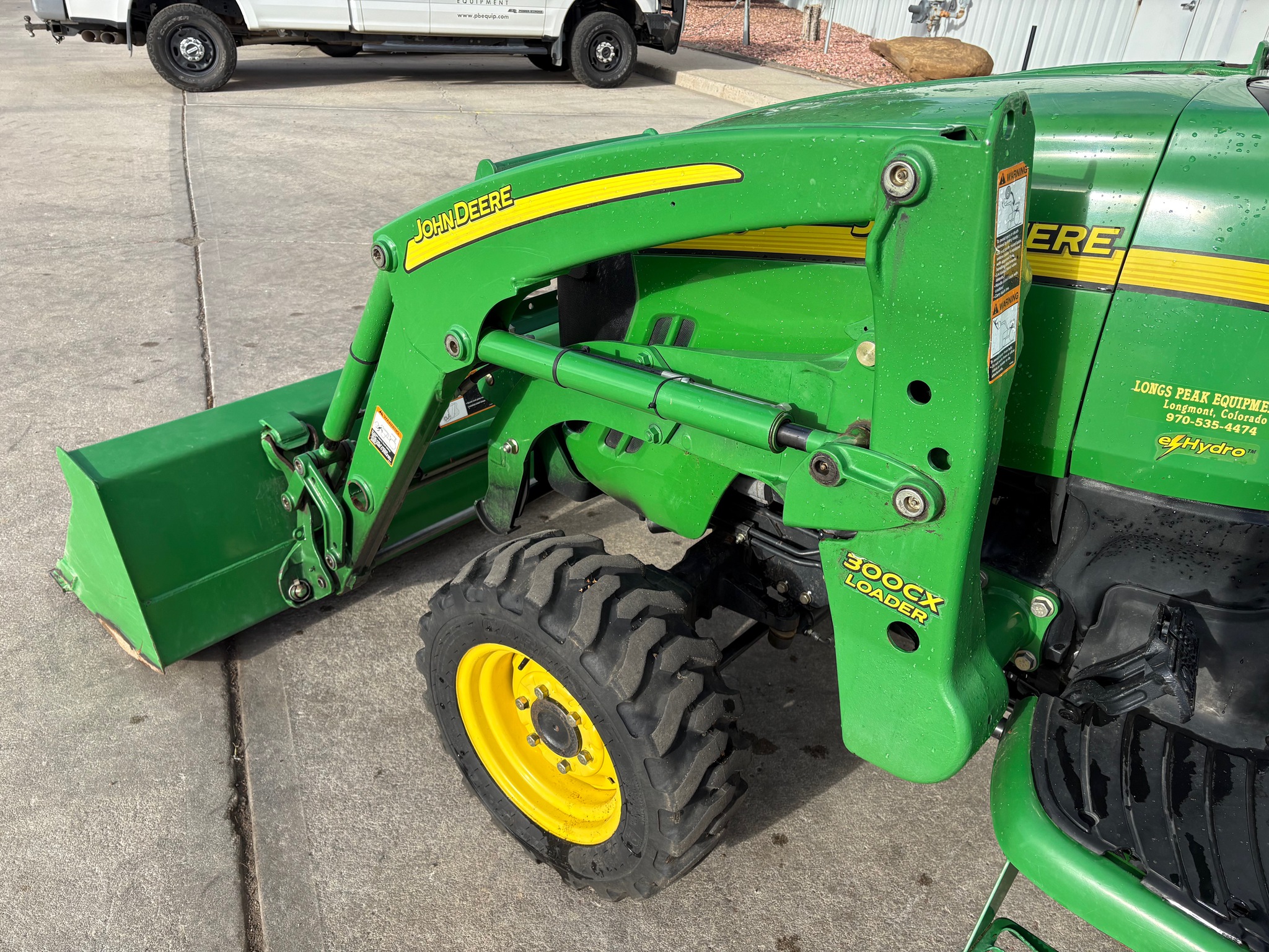 2007 John Deere 3320 Image 18