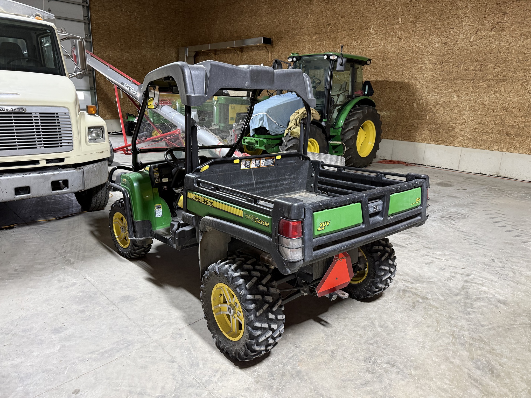 2013 John Deere XUV 825I GREEN Image 2
