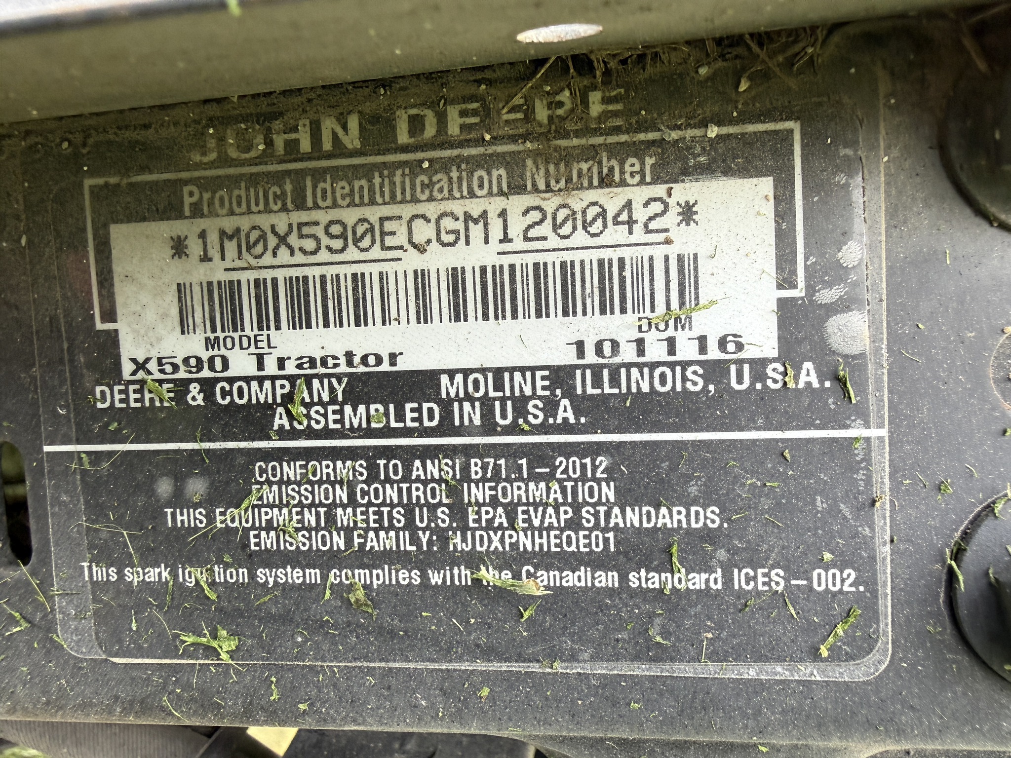 2017 John Deere X590 Image 18