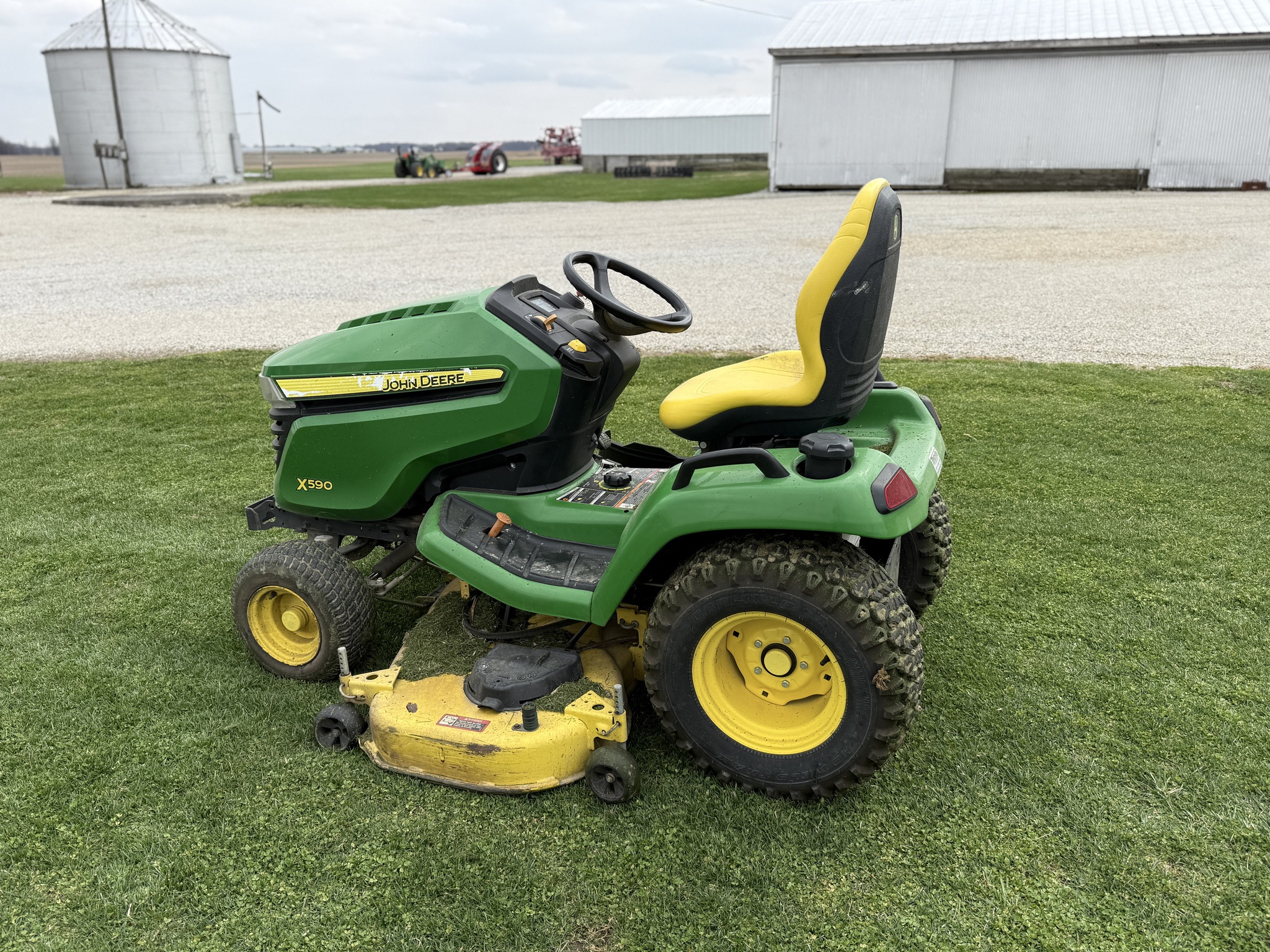 2017 John Deere X590 Image 4