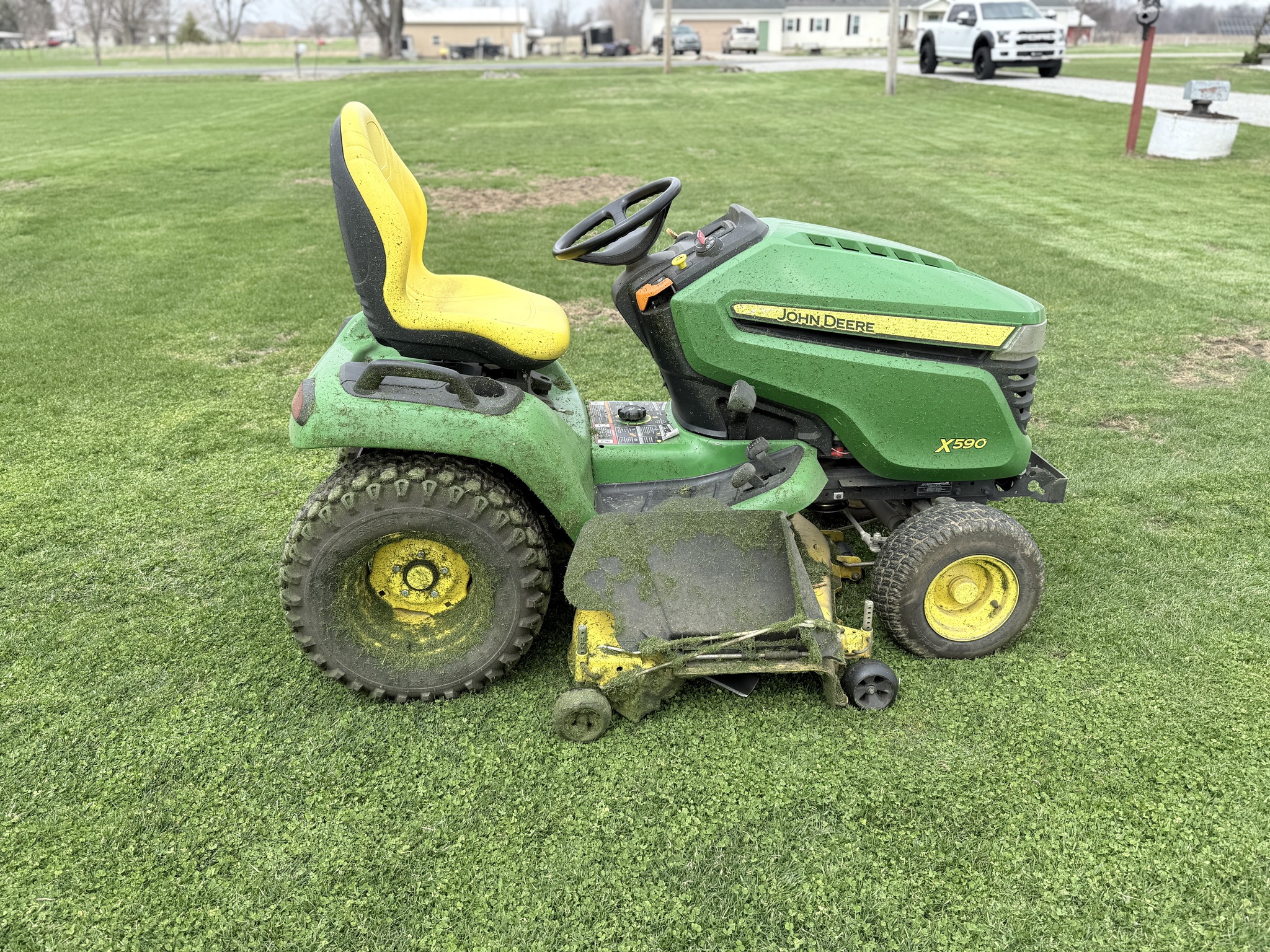 2017 John Deere X590 Image 10