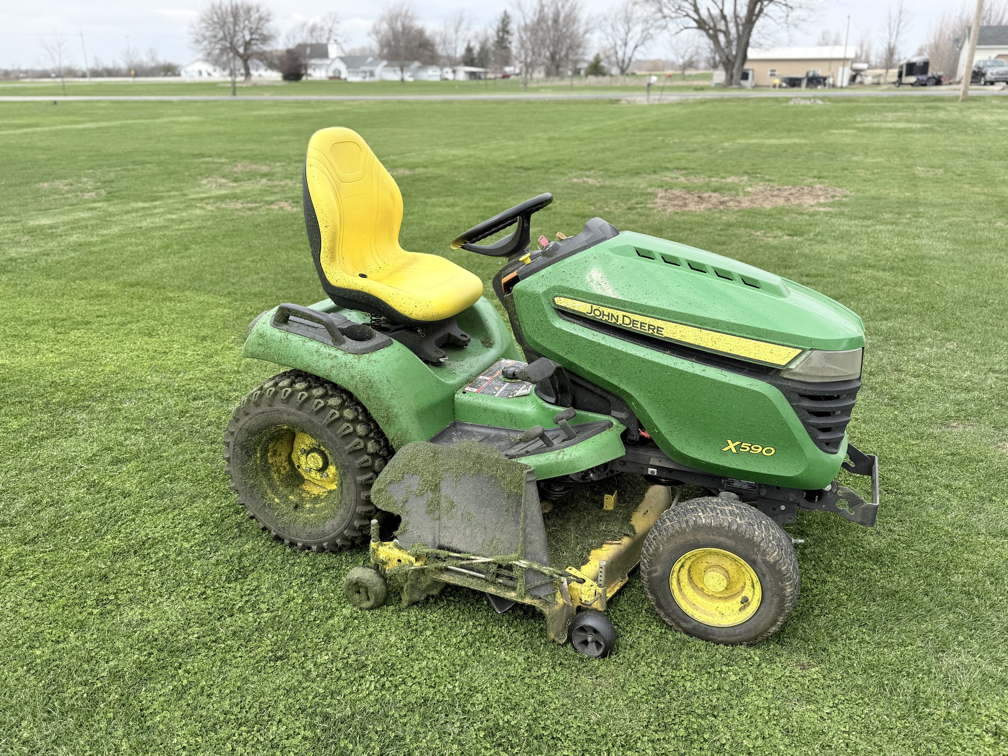 2017 John Deere X590 Image 11