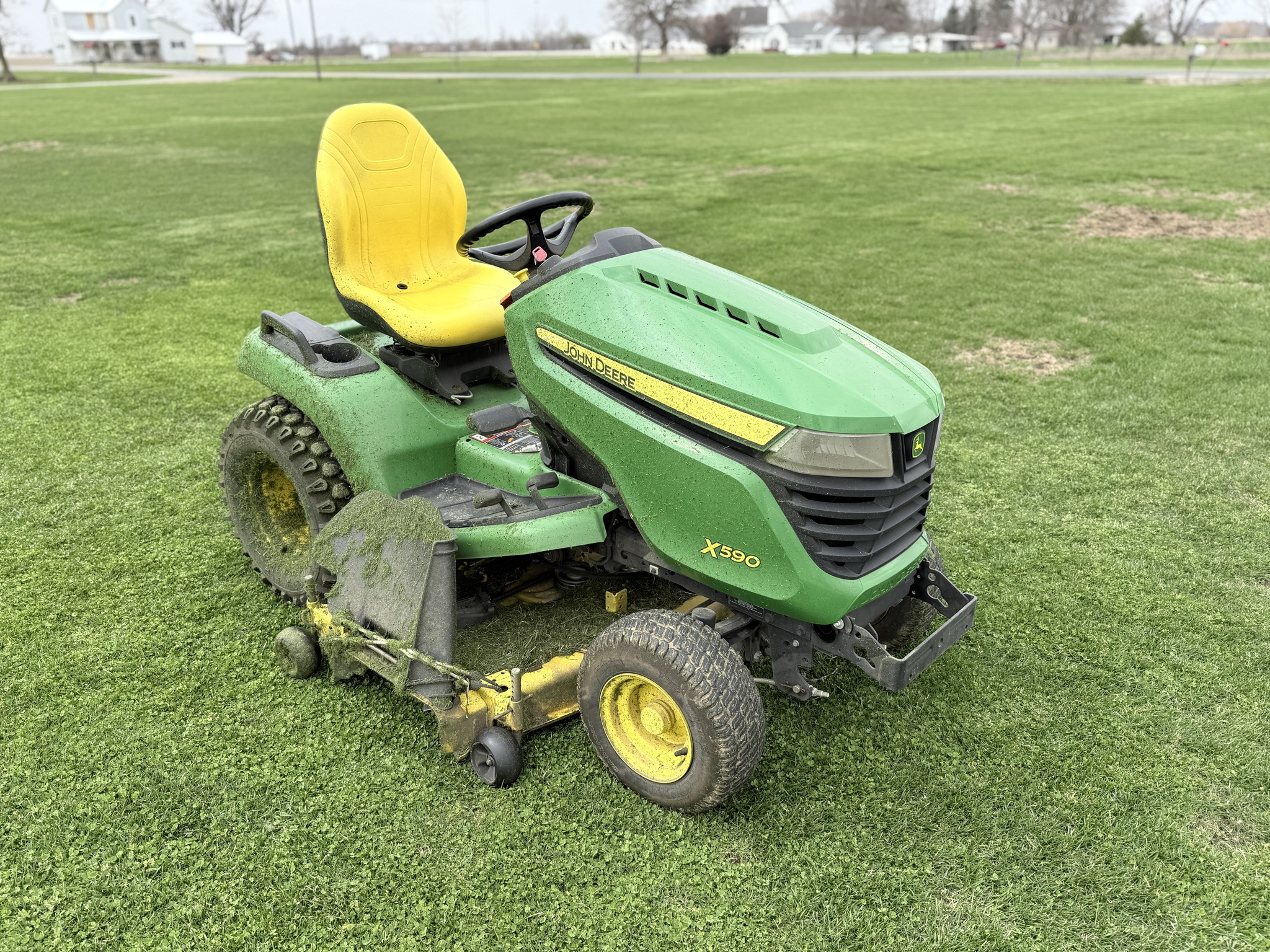 2017 John Deere X590 Image 12