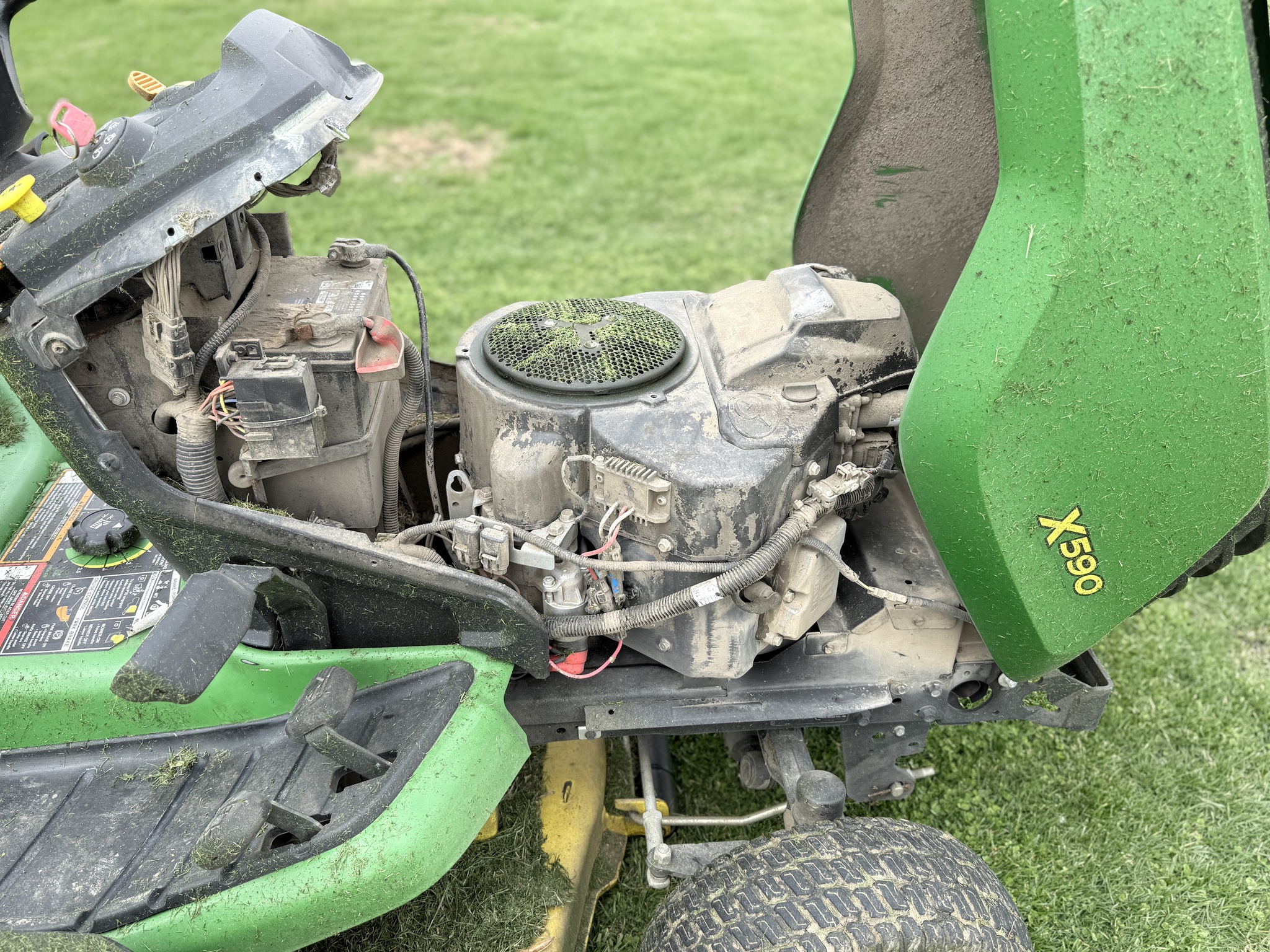 2017 John Deere X590 Image 15