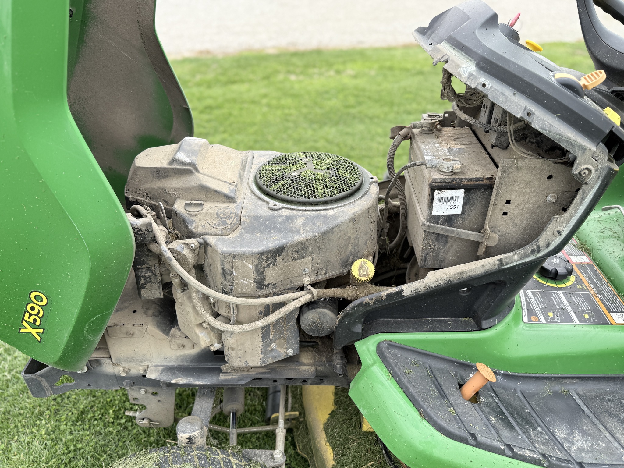 2017 John Deere X590 Image 16