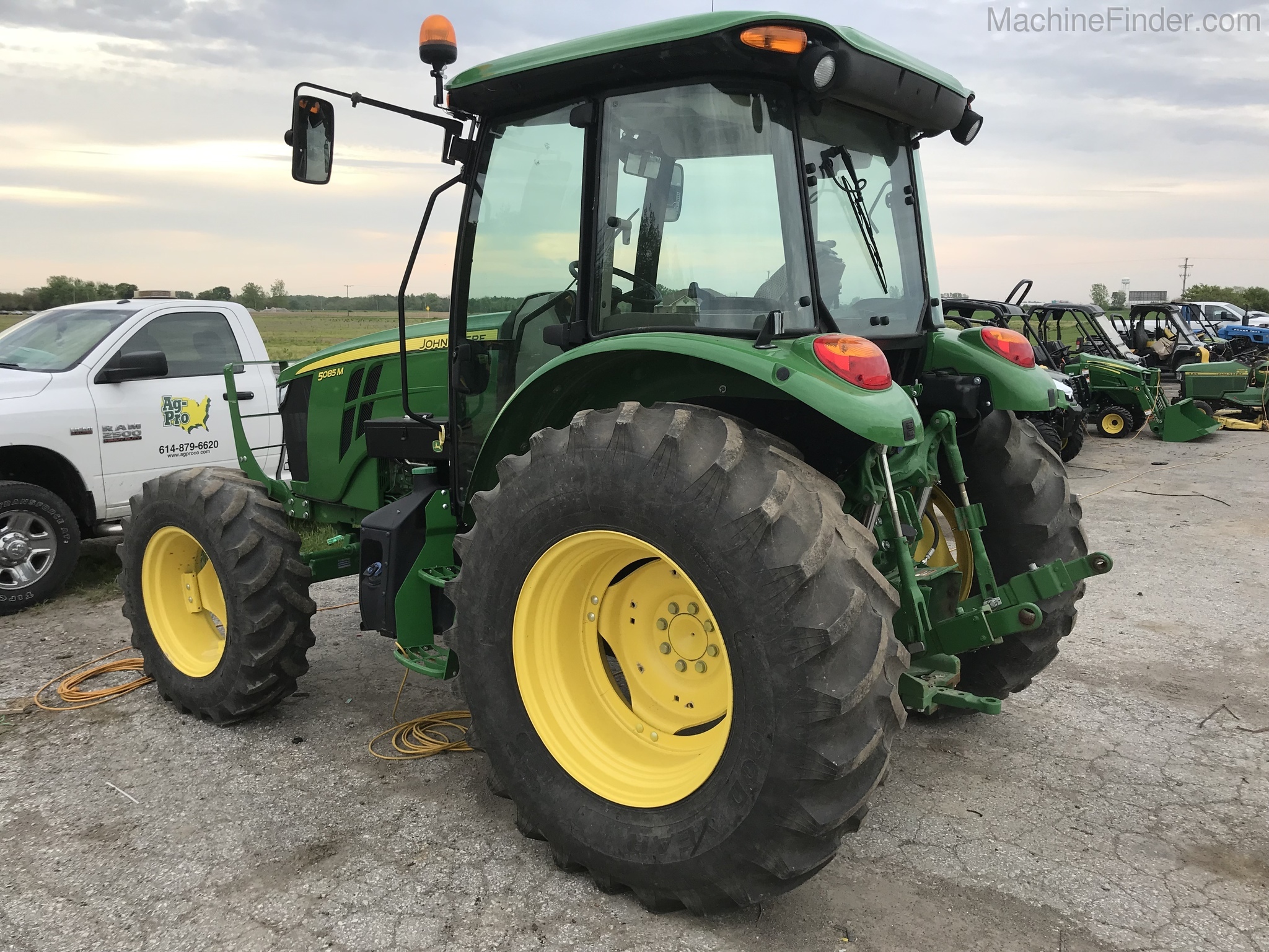 2016 John Deere 5085M Image 3