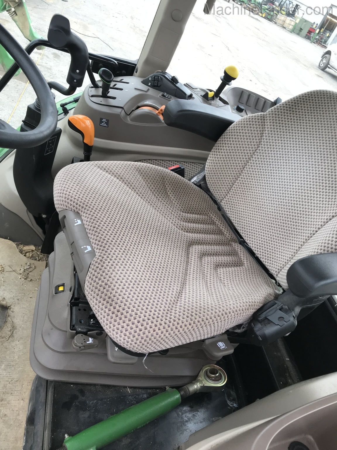 2016 John Deere 5085M Image 6