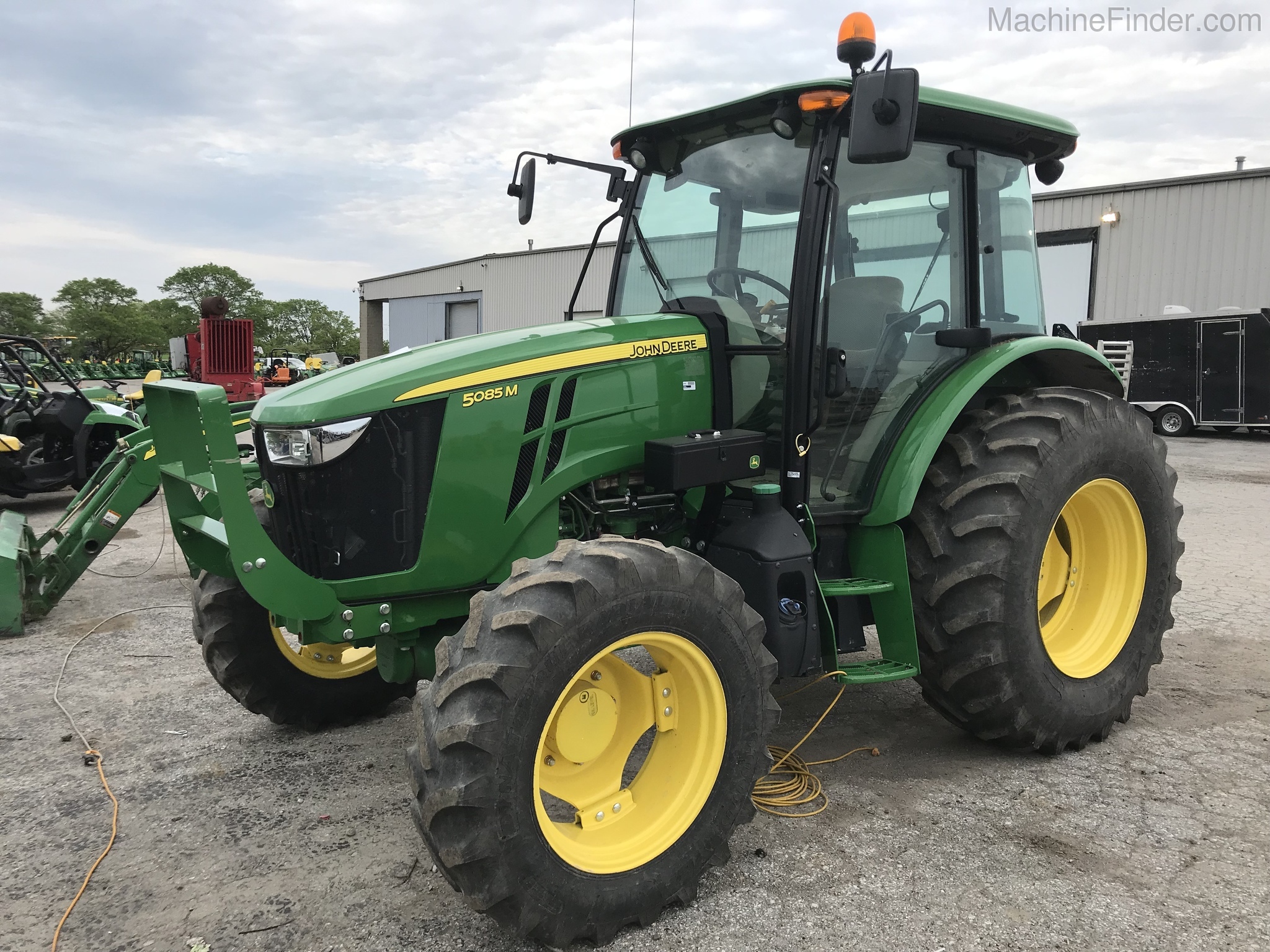 2016 John Deere 5085M Image 2