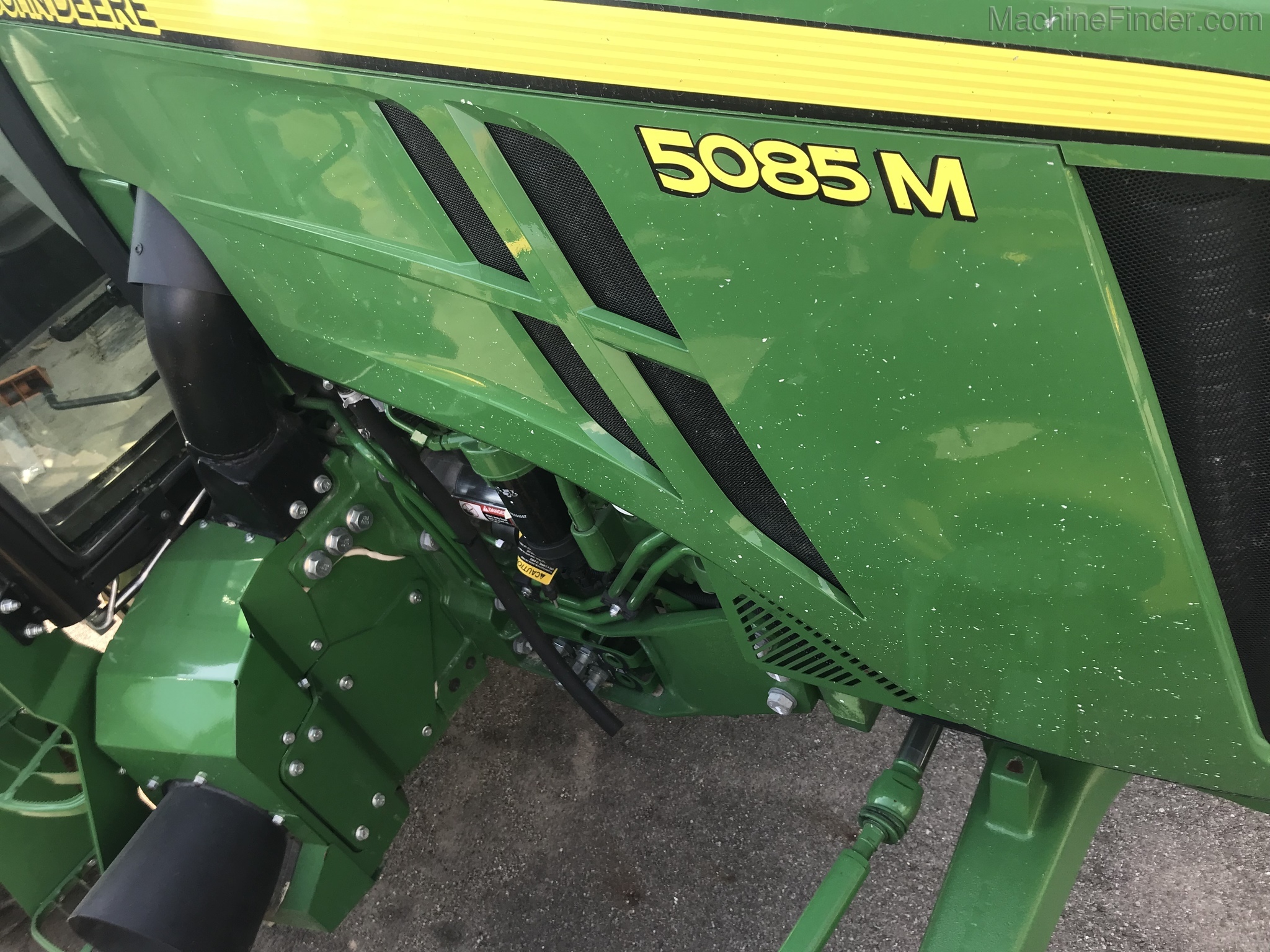 2016 John Deere 5085M Image 8