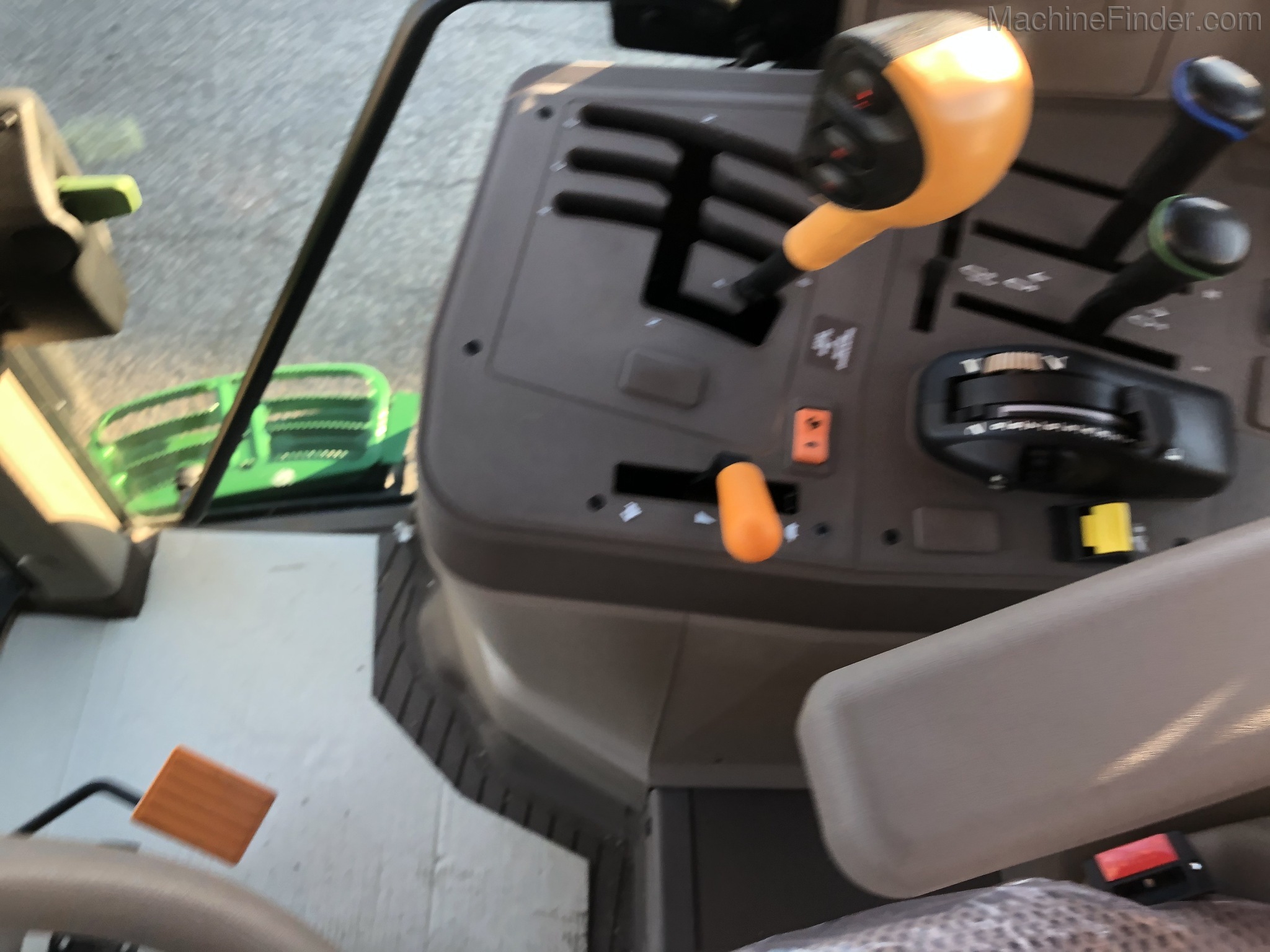 2018 John Deere 6110M Image 10