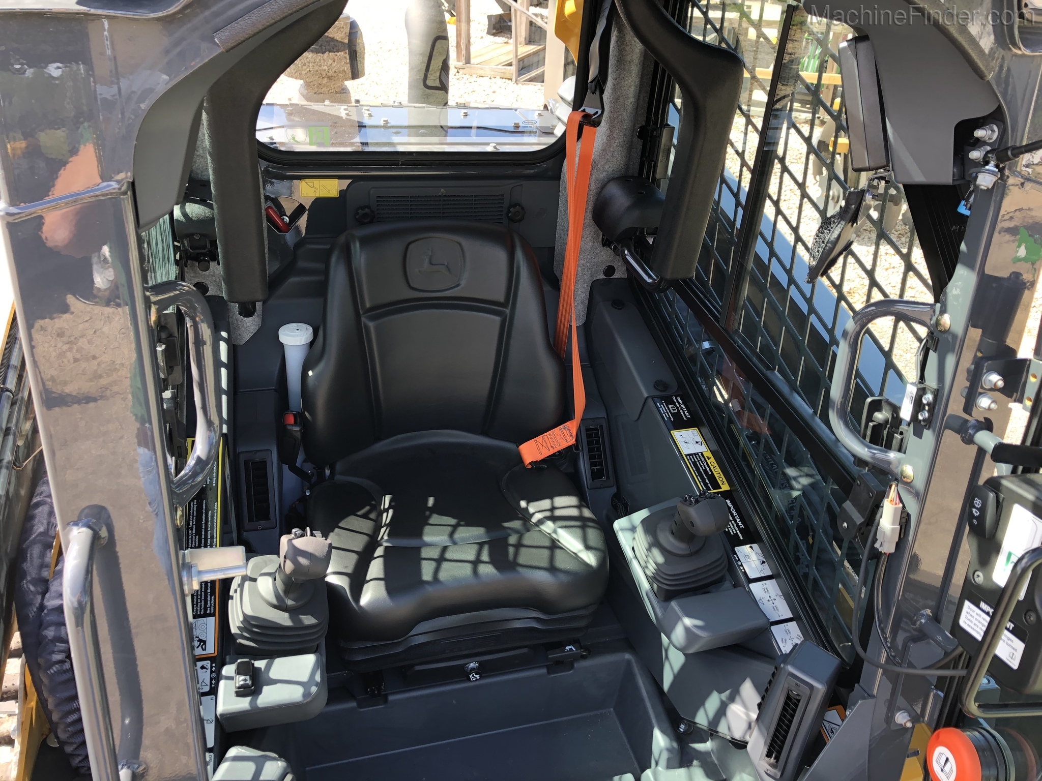 2020 John Deere 331G Image 8